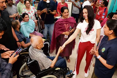 प्रीति जिंटा को देख मरीजों के चेहरे पर आई मुस्कान
