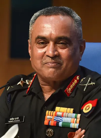 सेना प्रमुख जनरल मनोज पांडे को एक महीने का सेवा विस्तार