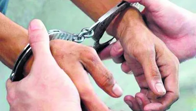 दो पुलिस कर्मी 5 हजार रुपये रिश्वत लेते गिरफ्तार
