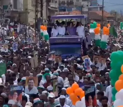 priyanka gandhi road show  प्रियंका ने रोड शो से किया वायनाड उपचुनाव प्रचार का आगाज  कालपेट्टा में उमड़ी भीड़