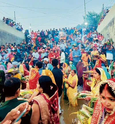 उगते सूर्य को अर्घ्य देकर की सुख समृद्धि की कामना