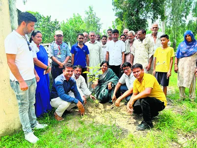 डीईओ ने शिक्षा में सुधार को लेकर लोगों से किया विचार विमर्श