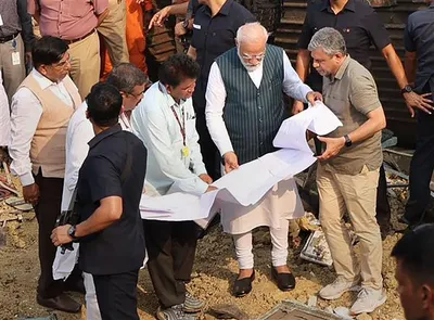 प्रधानमंत्री मोदी ने ट्रेन दुर्घटना स्थल का निरीक्षण किया  स्थिति का जायजा लिया