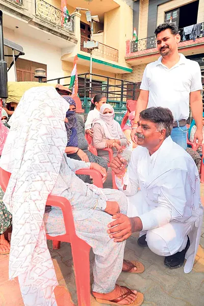 कांग्रेस प्रत्याशी देवेंद्र हंस ने गांवों में मांगे वोट