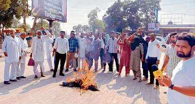 दबंगों की गिरफ्तारी की मांग को लेकर प्रशासन का फूंका पुतला