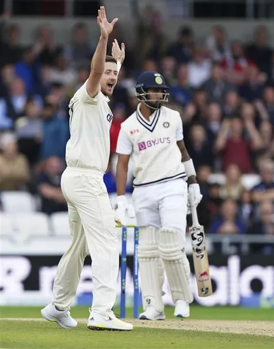 इंगलैंड को 354 रन की बढ़त  भारत को शुरू में लगा झटका