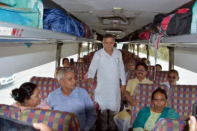 रामलला के दर्शन के लिए 26 यात्रियों से  भरी एसी बस को कृषि मंत्री ने दिखायी झंडी