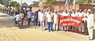 किसान और मजदूर संगठनों ने 60 गांवों में निकाला ट्रैक्टर मार्च  चढ़ा सियासी पारा