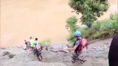 नेपाल में दो बसें नदी में बहीं  7 भारतीयों समेत 65 लापता