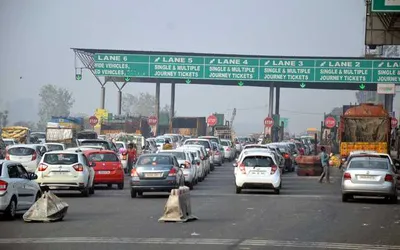 ladowal toll plaza  पंजाब का सबसे महंगा लाडोवाल टोल प्लाजा हुआ फ्री  कर्मचारियों ने की टैक्स वसूली बंद