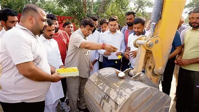 गांव रत्तेवाली में सड़क की रिकारपेटिंग का काम शुरू