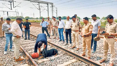 पटरी पर सिलेंडर  चालक ने मालगाड़ी रोक हादसा टाला