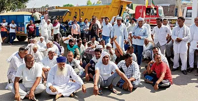 गुस्साये किसानों ने पंचमुखी चौक पर लगाया जाम सरकार के खिलाफ नारेबाजी कर जताया रोष  जाम से वाहनों की लगी लंबी कतारें