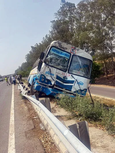 रोडवेज बस की ट्रक से टक्कर  बस चालक की मौत