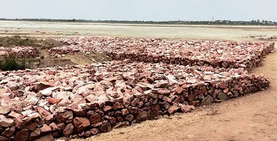 तटबंध पर 15 करोड़ से लगायी जा रही पत्थरों की ठोकरें