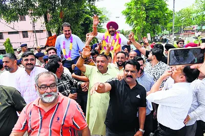 हरदीप सिंह बावा की जीत से पार्टी में जश्न का माहौल