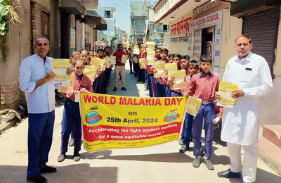 विश्व मलेरिया दिवस पर स्कूल के बच्चों ने निकाली जागरूकता रैली