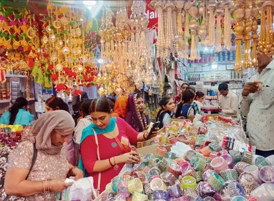 करवा चौथ पर्व को खास बनाने में जुटी महिलाएं  बाजारों पार्लरों में बढ़ी रौनक