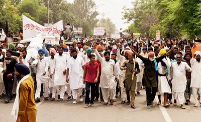 पल्लेदारों ने ठेकेदारी प्रथा खत्म करने की मांग को लेकर सड़क जाम कर किया प्रदर्शन