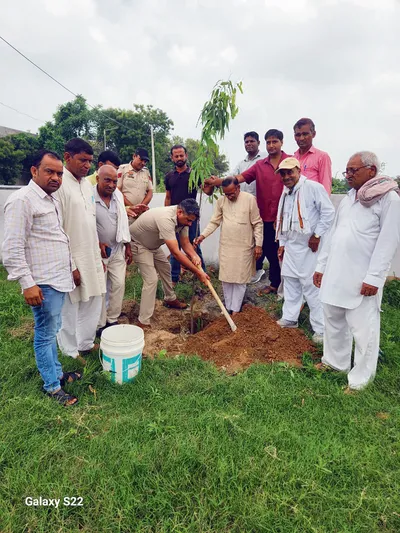 सती माता मंदिर में पौधरोपण अभियान  डीएसपी व अन्य ने रोपे पौधे