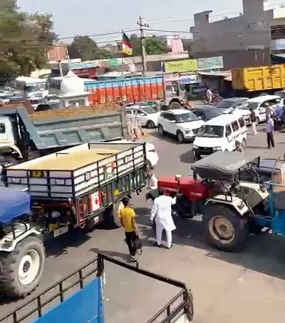 पंचमुखी चौक दिनभर रहा चारों ओर जाम