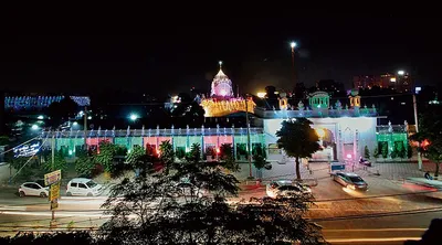 गुरुद्वारों को रंग बिरंगी रोशनी से सजाया