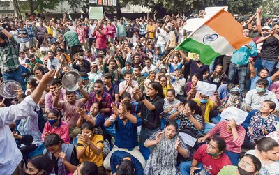 uppsc protest  छात्रों के आंदोलन से झुकी यूपी सरकार  pcs  ro aro परीक्षा को लेकर हुआ बड़ा फैसला