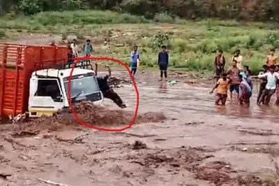 बाढ़ में फंसे चालक को ग्रामीणों ने निकाला