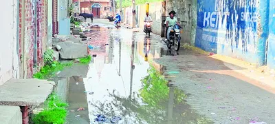 मनाना रेलवे फाटक रोड पर सीवरेज का पानी  राहगीर परेशान