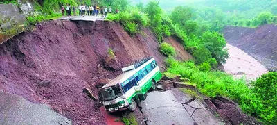 चलती बस के नीचे से सड़क धंसी  12 घायल  4 गंभीर