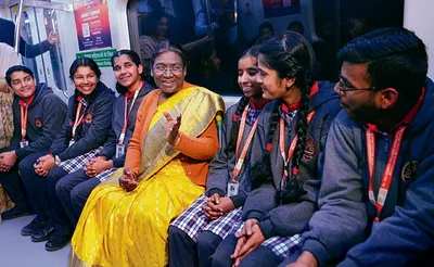 दिल्ली मेट्रो में स्कूली बच्चों के साथ महामहिम