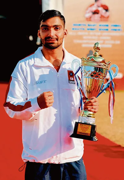 इंटर यूनिवर्सिटी खेलों में दीपक ने जीता रजत