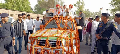 भाजपा प्रत्याशी व पूर्व सीएम मनाेहर लाल काे बिलाैना में दिखाए काले झंडे