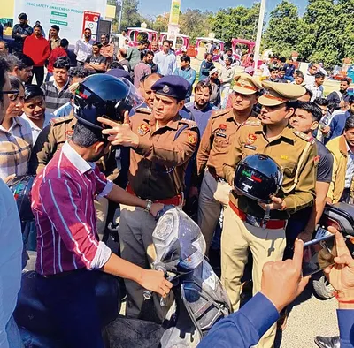 डीसीपी ने पढ़ाया यातायात नियमों का पाठ  वाहन चालकों को बांटे हेलमेट