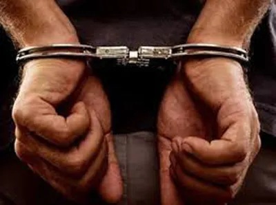 पांच हजार रिश्वत लेता क्लर्क गिरफ्तार