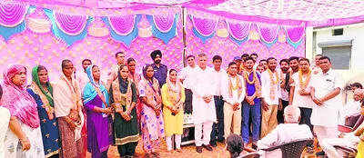 गांव आहलूवाला में कृषि मंत्री ने दर्जनों लोगों को पहनाया भाजपा का पटका