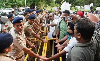 पुलिस ने रोका अध्यापकों का पैदल मार्च