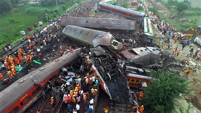तीन ट्रेनों की टक्कर   अब तक 233 लोगों की गयी जान  900 घायल