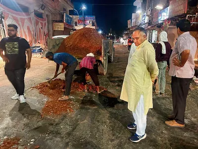 भाजपा नेता राजीव जैन ने निजी कोष से भरवाये सड़कों के गड्ढे