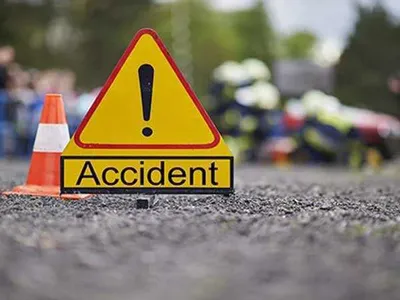 agra expressway accident  आगरा एक्सप्रेस वे पर हादसे में दो विदेशी युवतियों सहित तीन की मौत