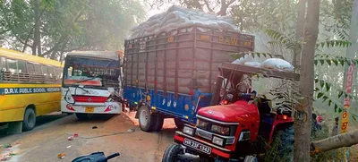 बस  ट्रैक्टर ट्राली की टक्कर में दो दर्जन से अधिक यात्री घायल