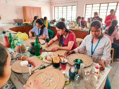 कार्यशाला में काॅलेज छात्राओं ने जानी  लिपन आर्ट की तकनीक