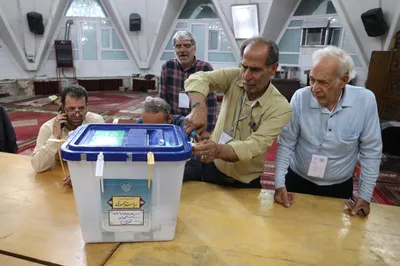 ईरान में राष्ट्रपति पद के चुनाव परिणाम के रुझान में पेजेशकियन व जलीली के बीच कड़ी टक्कर