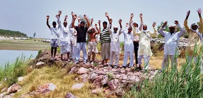 मिर्जापुर के ग्रामीणों ने यमुना तटबंध पर पत्थर की ठोकर जल्द लगाने को किया प्रदर्शन