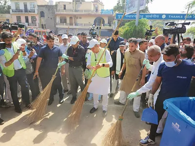 रेल मंत्री अश्विनी वैष्णव ने गुरुग्राम रेलवे स्टेशन परिसर में किया श्रमदान