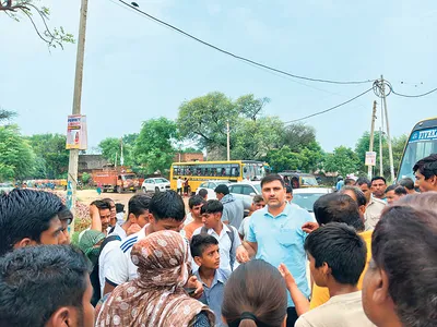 बसों की कमी के चलते विद्यार्थियों ने लगाया जाम