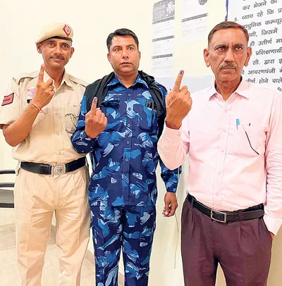 पुलिस कर्मचारियों ने मतपत्र से डाले वोट
