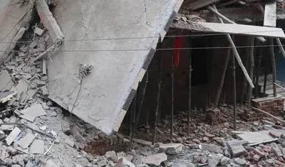 building collapsed  गुजरात में तीन मंजिला इमारत ढहने से एक महिला व दो बच्चों की मौत