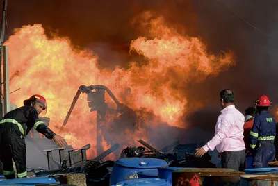 केमिकल फैक्टरी में भीषण आग  करोड़ों का सामान जलकर राख