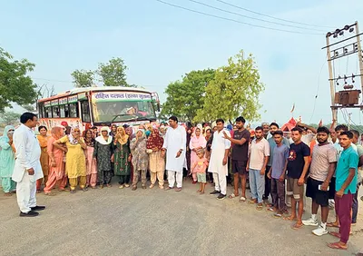 कांग्रेस नेता रोहित दलाल ने ग्रामीणों की दो बसों को किया हरिद्वार रवाना